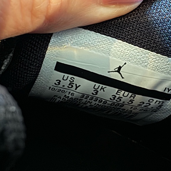 Girls Jordan Basketball Shoes - Picture 4 of 16